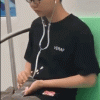 骚操作 出门忘带耳机是什么体验？小伙拿听诊器听歌