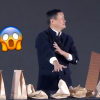 马云道农会表演惊悚魔术：拉着小姐姐的手就往下按