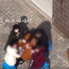 大爷大妈打牌被无人机喊话：赶紧戴好口罩回家