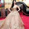 刘亦菲现身《花木兰》首映红毯 穿金礼服美艳动人