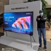 雷军展示与98英寸Redmi智能电视MAX的合影