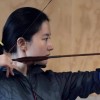 刘亦菲为拍摄《花木兰》练习射箭花絮照 素颜依旧美
