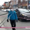 响应政府社交距离号召 加拿大男子身穿4米宽“标准距离神器”上街