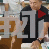 物理老师课堂上运用技巧徒手劈砖
