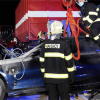 捷克一宝马3系充电时自燃：消防人员神操作 火烧秒变水泡车
