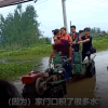 真乘风破浪：暴雨积水封路 湖北一新郎用手扶拖拉机当婚车迎娶新娘