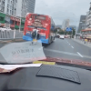 一男子扒在公交车后面免费蹭车 网友：他以为自己是成龙