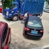 男子多次出库失败后徒手移车 网友：车技不够体力凑