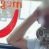 球蟒能当口罩？英男子现身说法
