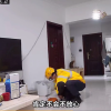 外卖小哥定时遛狗的视频走红 顾客：家里有监控很放心
