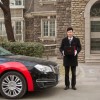 身着西装、戴白手套捧盒子送货，京东京尊达遭调侃