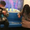 一女子所购羽绒服密封性太好在地铁上被坐爆 网友：真“爆款”羽绒服