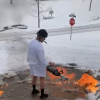 美国一男子用喷火器清除门前积雪引围观