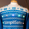 SimpliSafe社交距离毛衣：当有人靠近立即亮起LED灯并发出警报