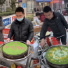 95后小伙做蕾丝花边煎饼火了 抖音46万粉丝