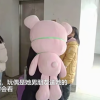 女生放假将玩偶绑在背上带回家 网友：这也太有爱心了