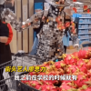 小伙扮机器人购物引围观：全身覆盖亚克力亮片 太逼真了