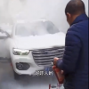 男子举行祭车仪式 结果把车给烧了