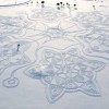 芬兰艺术家用数千脚印踩出雪花图案
