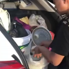 高速遇堵车：男子打开后备箱 盛饭开吃