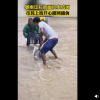贵州平塘县暴雨路被淹 市民街头撒网捕鱼好欢乐