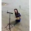 多名直播平台女主播假扮受灾群众 在水坑“打滚”求救
