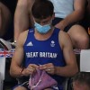 英国冠军小哥赛场观众席织毛衣走红 还为金牌织了毛线袋