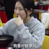河南一高校餐厅现英语天花板 学生笑称在督促自己：吃饭时也能背单词