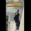 男子用绳吊着大闸蟹下楼取衣服 并最终成功：网友直呼神操作