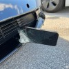 特斯拉高速上“捡手机” 充电时发现一iPhone13嵌入车头