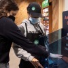 亚马逊关闭英美68家实体店 增长不如预期