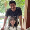吴京在泰国拍《巨齿鲨2》 与蔡书雅在剧组合照