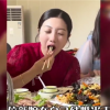 婚礼现场放录播仪式新人台下吃席 有趣不累：还有新娘开启搂席模式