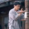成龙、郭麒麟新片《龙马精神》发剧照 成龙打木人桩