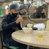 网友偶遇67岁周润发吃早餐 爆料其身形消瘦略显老态