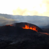 直击冰岛火山持续喷发：火红的岩浆不间断涌出 最高喷到70米