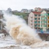 台风轩岚诺逼近 台州海岸边掀10米巨浪 网友拍下震撼画面