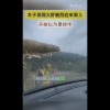 山东台风将大虾刮飞停在车窗上引围观：网友直呼天上不会掉馅饼但会掉虾
