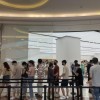 探店苹果新机取货排长队，试用顾客关心“灵动岛”到底“灵不灵”