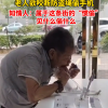 湖南一老人欲咬断手机防盗绳偷手机 网友：旁若无人明抢
