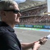 库克在F1大奖赛终点线缓慢挥动格子旗 网友戏称“老爷爷，冷静点”