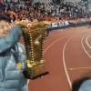山东泰山夺得足协杯冠军 队员捧杯庆祝时掰坏奖杯