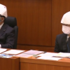 开着会天花板突然破了 日本千叶县议会全体议员头戴防灾头盔参会