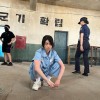 《黑暗荣耀》女反派晒幕后照 监狱中歪嘴看向镜