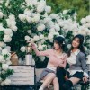 两女生为拍照爬上保安亭取景引发热议 亭子将被拆除