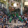 苹果公司印度BKC新店开业 现场人山人海