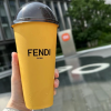 喜茶联名奢侈品牌FENDI新品卖爆单 小程序抢崩 周边炒至百元