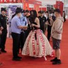 北京摩博会哈雷展台现维权：女士穿“维权长裙”引围观