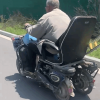 大爷将2台电动车焊一起自制代步车