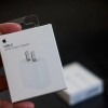苹果门店员工正接受培训以销售 iPhone 15 USB-C 充电配件